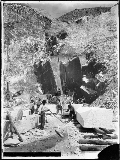 Alpi Apuane (Carrara). Quarrymen and blocks of marble being squared by A. Corsini