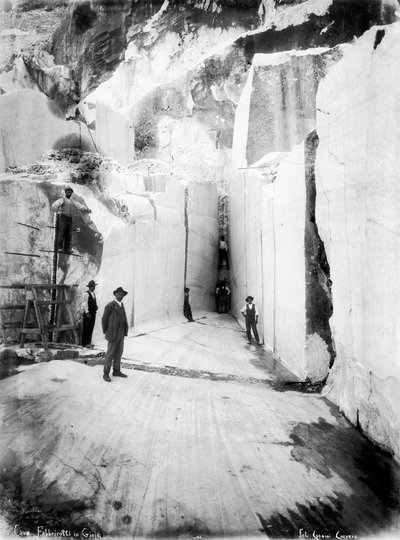 Some excavators pose between the walls of the 