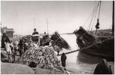 Unloading cargo from a boat, Muhaila, Baghdad, Iraq by A. Kerim