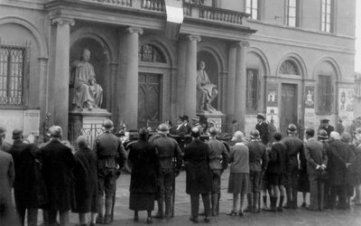 Crowd of people in Piazza Duomo on the occasion of the Re Vittorio Emanuele III visit in Florence by Alberto Fierli