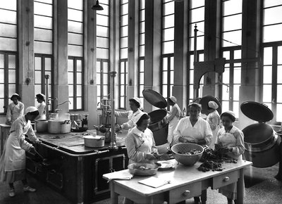 Villa Rosa Maltoni Mussolini: cooks preparing meals by Fratelli Alinari