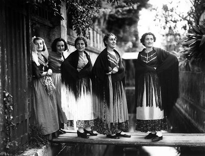 Villa Rosa Maltoni Mussolini: group of adolescents wearing traditional Venetian costumes by Fratelli Alinari