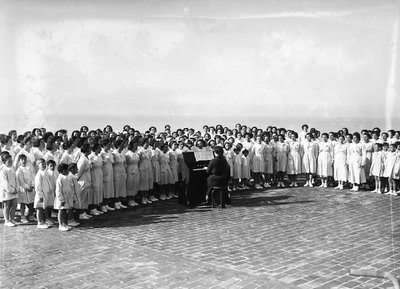 Villa Rosa Maltoni Mussolini: group of girls practicing a song by Fratelli Alinari