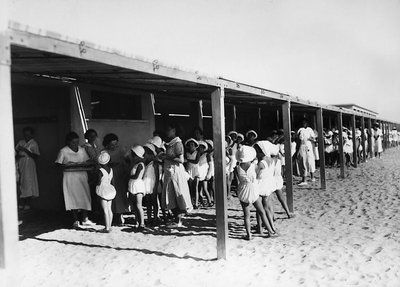 Villa Rosa Maltoni Mussolini: meal distribution on the beach by Fratelli Alinari