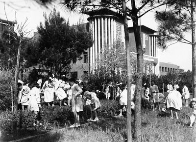 Villa Rosa Maltoni Mussolini: students outside the institute, working in the vegetable garden by Fratelli Alinari