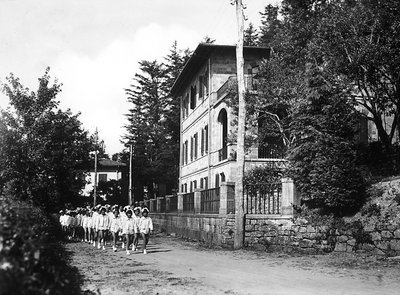 Villa Rosa Maltoni Mussolini: young female students on a walk by Fratelli Alinari