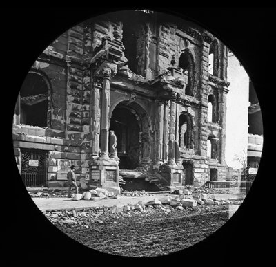 The West Entrance to the courthouse after the Great Chicago Fire, 1871 by American Photographer