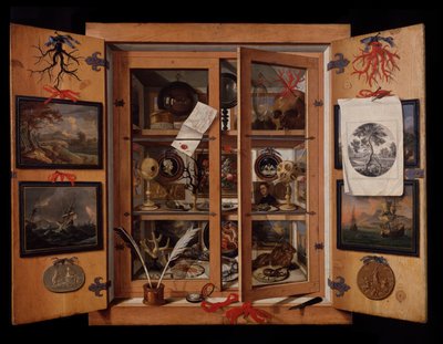 Small cabinet of curiosities in Trompe l