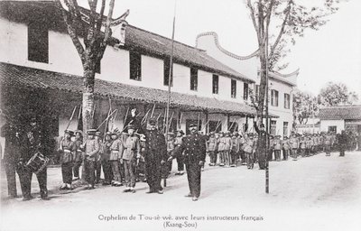 Chinese orphans with their French instructors in Kiang Sou Region. Photograph of the beginning of the 20th century - Private collection by Anonymous Anonymous
