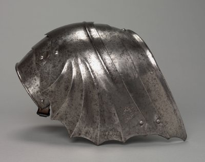 Gothic fan-shaped pauldron by Antonio Missaglia