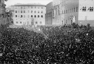 Crowd gathered in Piazza Signoria on the occasion of Hitler and Mussolini