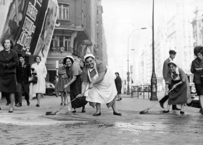 Comadres cleaning Gran Via street, attending the call of the Ministry of Information and Tourism and its campaign to 