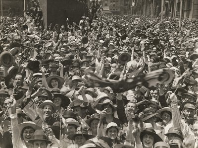 Crowd in Martin Place, Sydney, celebrating the news of the signing of the armistice, 11 November 1918 by Australian Photographer