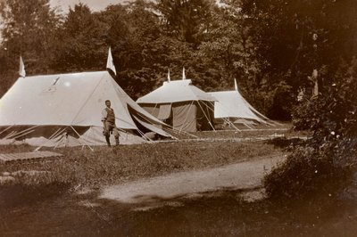 Album of the First World War in Friuli-Venezia Giulia: tents acceptance, surgery and dressing in front of Villa Brazzà, home to 17 of the Hospital of war in Soleschiano Manzano, photo taken from the church tower, May 1916 by Bietti Bietti