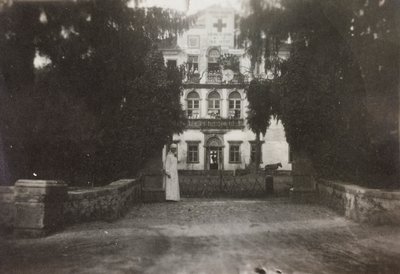 Album of the First World War in Friuli-Venezia Giulia: Villa Brazza, home to 17 of the Hospital of war in Soleschiano Manzano, photo taken from the church tower, 05/1916 by Bourbon Del Monte