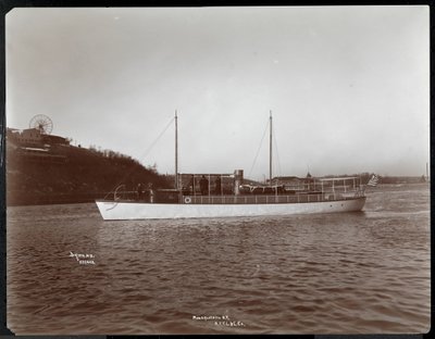View of the yacht Mousquetaire of the New York Yacht, Launch und Engine Co. on the Harlem River, New York by Byron Company