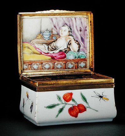 An Armorial Snuffbox by Chinese School Chinese School