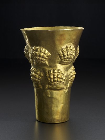 Beaker depicting spondylus, the bright red shell of a mollusk by Culture Sicán