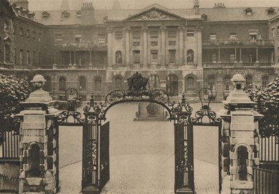 Entrance to Guys Hospital with the Founder