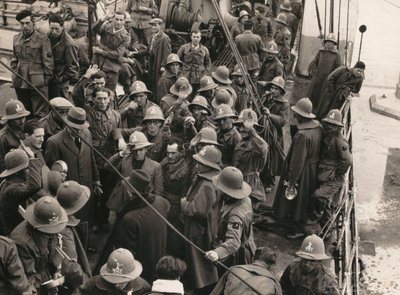 Album "MVSN- Blackshirts": Workers fascists, framed in Centuries, leaving for the AOI (Italian East Africa) to Genoa by E. Binelli