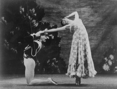 Maude Lloyd and Hugh Laing performing 