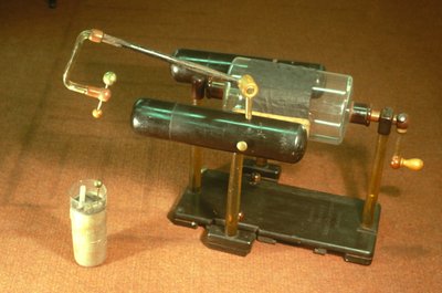 Cylinder electrostatic machine, with Leyden jar by English School