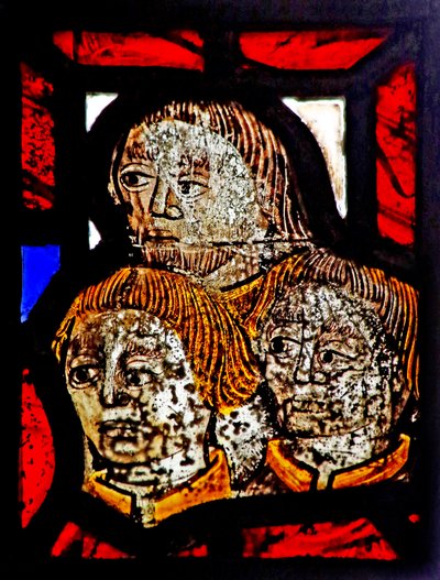 Window s6 depicting a reset fragment with three heads by English School