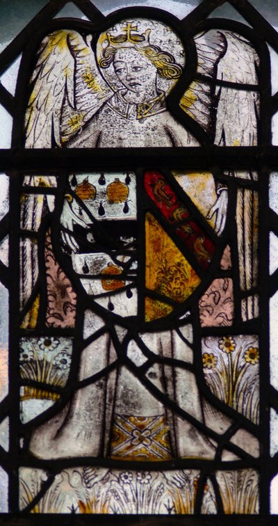 Window w5 depicting an angel with a shield of arms by English School