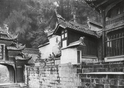 Kuanhien, Ori Lang Miao, Szechuan, First Frontcourt of the Ori Lang Temple by Ernst Boerschmann