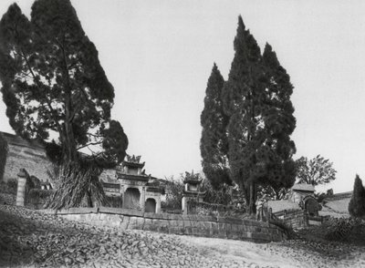 Wanhien, Kiao ting shan, Szechuan, Grave on the slopes of Kiao ting Hill near Wanhien by Ernst Boerschmann