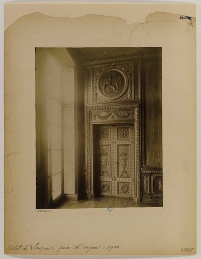 Porte sculptée, intérieur, hôtel Lauzun by Eugène Atget
