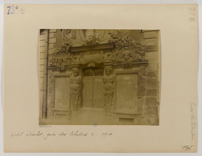 Porte, façade sur rue, hôtel de Fieubet (hôtel de la Valette, école Massillon), 2 quai des Célestins, 4ème arrondissement, Paris by Eugène Atget
