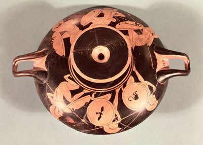 Attic red-figure cup depicting crouching Hoplites by Euphronios