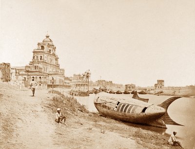 View of the Chattar Manzil Palace with the King