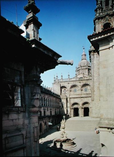 South facade and the Plaza de Praterias by Fernando de Casas Novoa