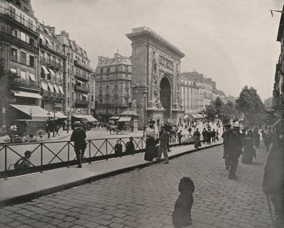 Paris: Porte St Denis, Lunch Hour by French Photographer