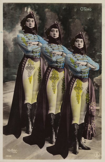 Three identical women by French Photographer