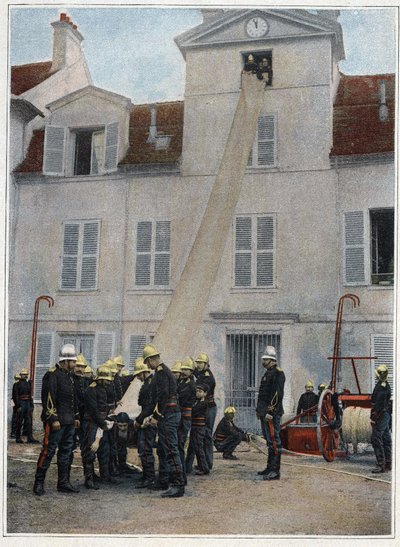 Firefighters of Paris. The rescue comes first. Climbing to arrive near the disasters is done immediately by means of the hooks, the chair knots or the lifebag mounted by the pump manager and the first servant. The sappers below support the end of it by French School
