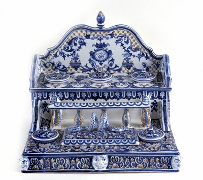 French calligraphy: Writing in porcelain of Gien, with a total length of 40 centimetres, this piece is very representative of the 18th century. There are 5 inkbeds on two stages, as well as a rectangular plumboard. Paris, the pen museum. by French School