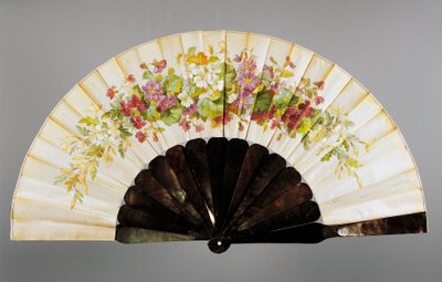 Hand fan with floral motifs by French School