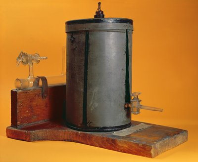 Ionisation chamber devised by Marie Curie by French School