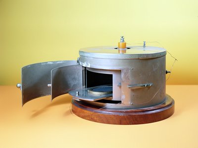 Ionisation chamber devised by Marie Curie by French School