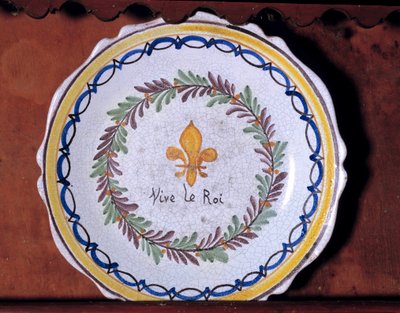 Revolutionary plate with a monarchist motif (lily) and the inscription 