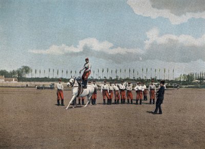 Special military school of Saint-Cyr (Saint Cyr), internal service: Aerobatic. The riders of the section exercise all aerobatics exercises to make them very flexible until they jump, with their weapons, on a horse pack, galloping. In 