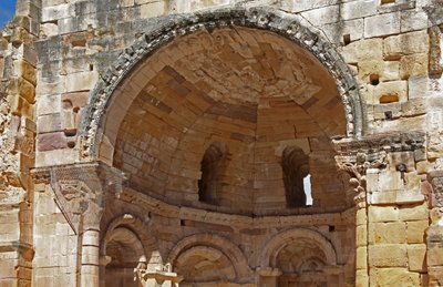 The polygonal apse by French School