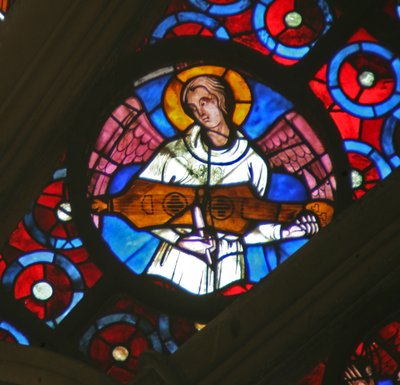 Window w141 depicting an angel with a musical instrument by French School