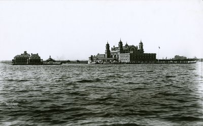 Ellis Island, New York Harbour, 1903 by G.P. Hall und Sohn