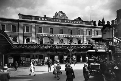 London Bridge Station, Southwark, London, c1920-c1930 by George Davison Reid