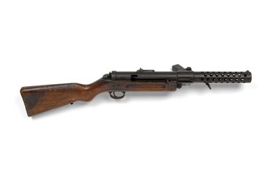 Bergmann 9 mm MP18-1 submachine gun by German School