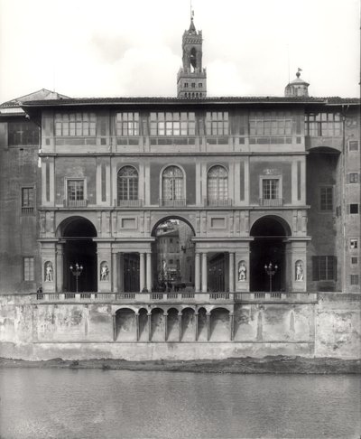 Facade of the Uffizi Gallery on the Lungarno Torrigiani by Giorgio Vasari